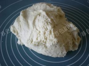 温水和面加酵母粉，发酵大概120粉左右。发好的面团排气