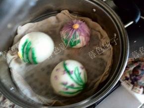 做好的花馒头一定要保湿，时间不要过长，发面会变形的。不用二次发酵。直接开火蒸20分钟。