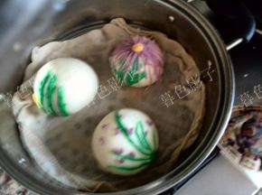 做好的花馒头一定要保湿，时间不要过长，发面会变形的。不用二次发酵。直接开火蒸20分钟。