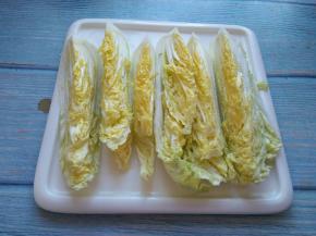 娃娃菜洗净，切成六条