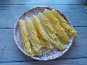 娃娃菜放入开水中蒸五分钟。