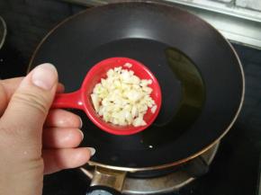 锅中油热，加蒜末炒香