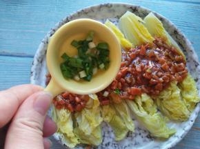 淋在蒸好的娃娃菜上，再撒葱花