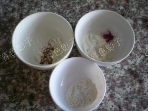 搭配好自己需要的颜色，彩色面粉没有计量。大约15克左右的使用量