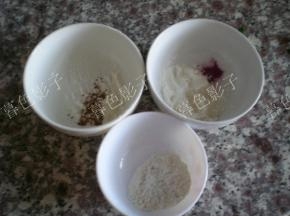 搭配好自己需要的颜色，彩色面粉没有计量。大约15克左右的使用量