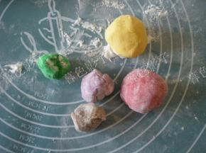 彩色的面和好面需要保湿松弛20分钟左右,彩色的面和好面需要保湿松弛20分钟左右