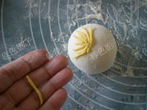 黄色面搓成细条，按照个人的喜欢，做成菊花，在贴一片绿色的花叶就OK