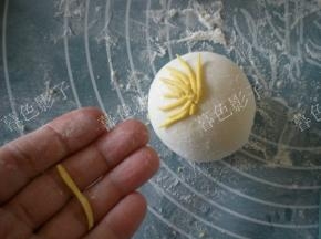黄色面搓成细条，按照个人的喜欢，做成菊花，在贴一片绿色的花叶就OK