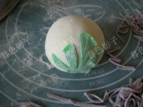 兰花没拍，菊花先做一片花叶也是沾水贴馒头上。
