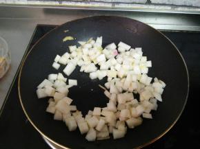 油热，加入萝卜丁，翻炒