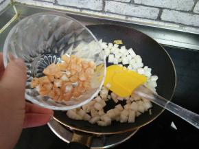 加入干贝，炒匀