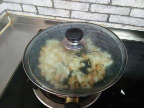 盖上，焖五分钟
