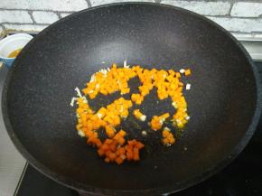 锅中油热，加蒜末炒香，加南瓜丁炒匀