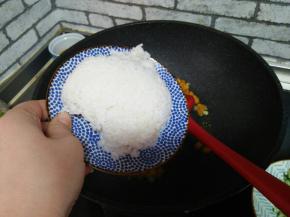 加入米饭，炒匀