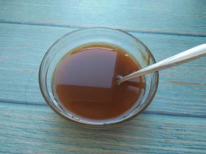 黄豆酱加适量水，拌匀