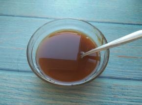 黄豆酱加适量水，拌匀