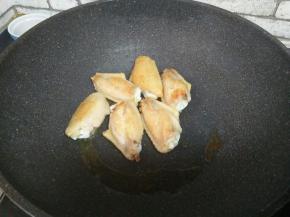 油热，煎鸡翅至两面金黄