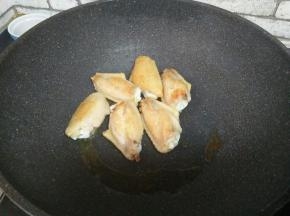 油热，煎鸡翅至两面金黄
