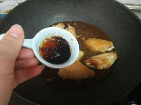 加生抽，大火烧开，再焖十分钟