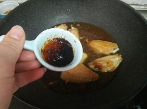 加生抽，大火烧开，再焖十分钟