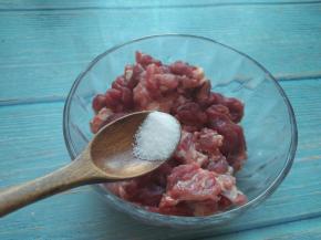 牛肉切小块，加盐