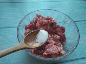 牛肉切小块，加盐