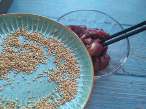 加芝麻，拌匀，腌制20分钟