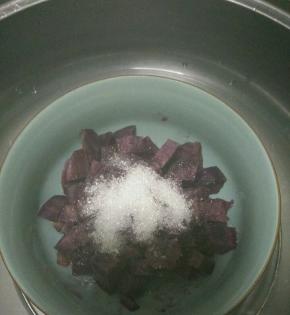 紫薯去皮上锅蒸熟，趁热加入白糖。