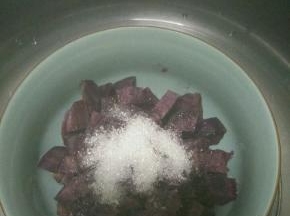 紫薯去皮上锅蒸熟，趁热加入白糖。