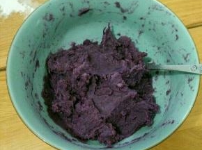 压成紫薯泥备用。