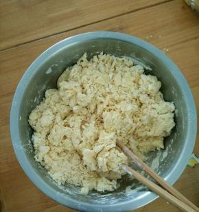 除黄油外的材料混合均匀，慢慢加入温水，用筷子搅成絮状，再揉成面团。