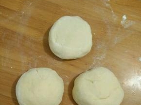 把面团充分排气，分成三份，饧十分钟。