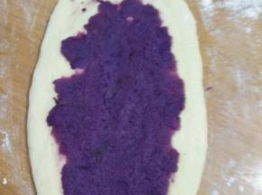 取一块面团擀成长舌状，抹药紫薯。