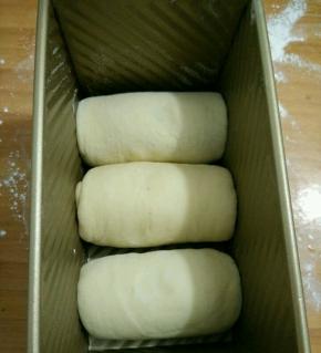 放到模具，表面喷水。放到烤箱继续发酵。