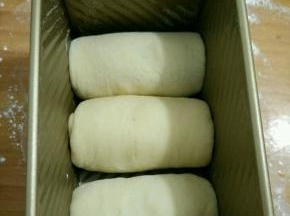 放到模具，表面喷水。放到烤箱继续发酵。