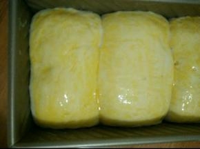 发到八分发，拿出来刷蛋液。烤箱预热。