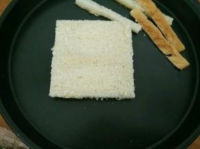 吐司切去边边，用擀面杖擀薄。