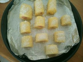 再撒点椰蓉，放到预热好的烤箱。上管180度下管150度，烤15分钟。