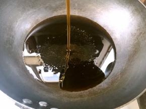 热锅，倒入半锅食用油