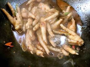 调入盐、胡椒粉，味精炒匀