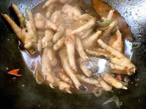 调入盐、胡椒粉，味精炒匀