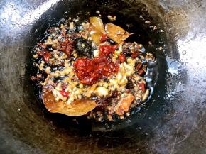 加入豆瓣酱炒出红油