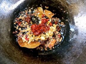 加入豆瓣酱炒出红油