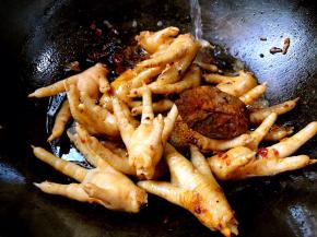 加入适量清水，大火烧开