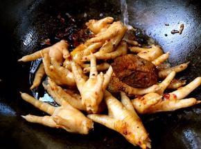 加入适量清水，大火烧开