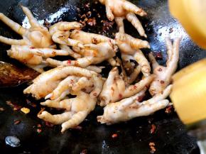 加入酱油，炒匀