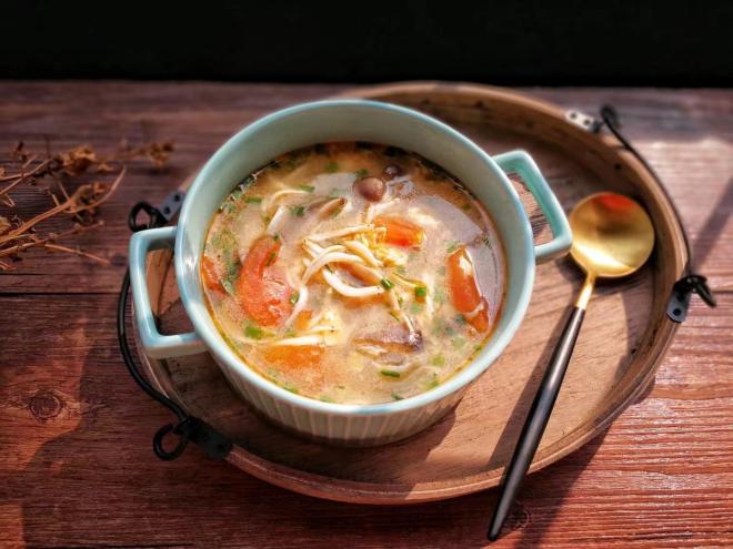 鲜菇番茄银鱼蛋花汤