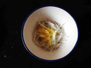 银鱼是提前几小时泡发好的，生姜切片，葱白切段放入沥干水的银鱼里抓匀去下腥味。