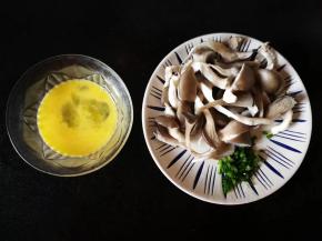 平菇洗净用手撕开，鸡蛋打散，葱花切好备用。