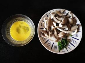 平菇洗净用手撕开，鸡蛋打散，葱花切好备用。